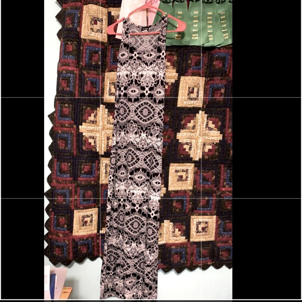 Alloy Apparel Black and white pattern dress.